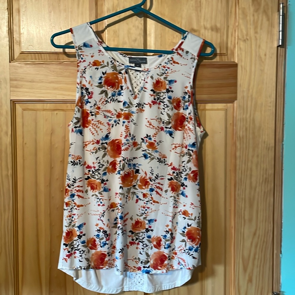 Market & Approved dressy tank. Medium. White floral.